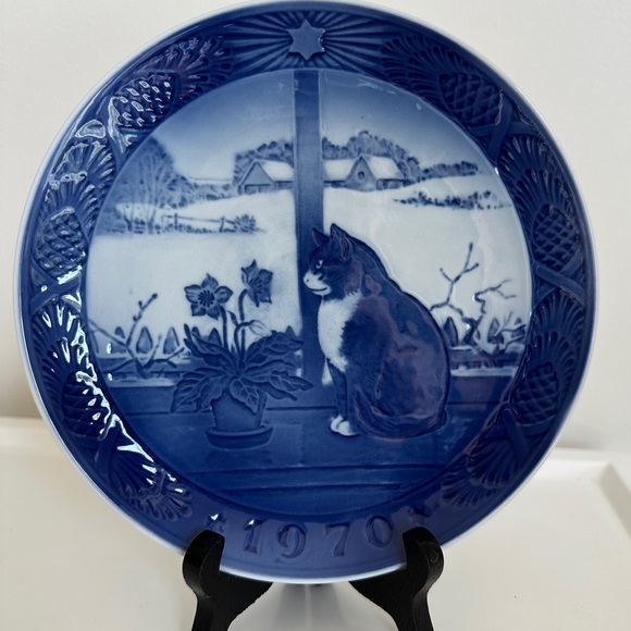 Royal Copenhagen 1970 Annual Plate Christmas Rose and Cat Denmark Blue White - Picture 3 of 13